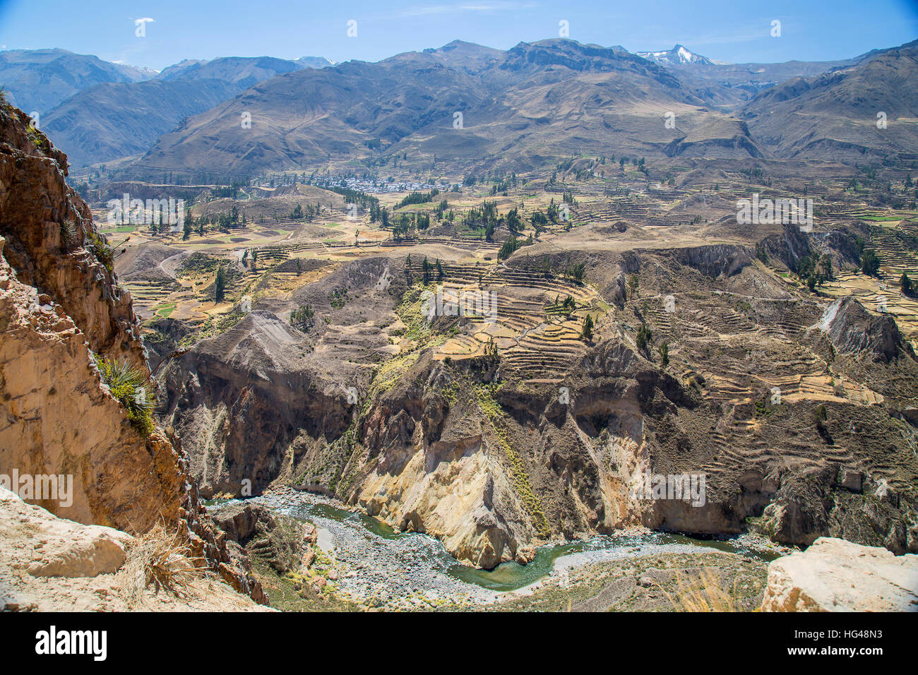 Guardando attraverso le terrazze Incas e il Rio Colca nella valle di Colca Foto Stock