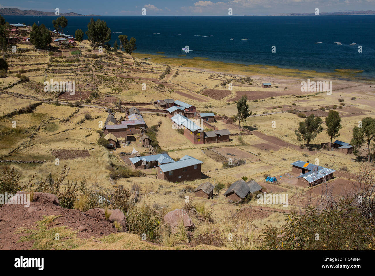 Vista sulle aziende agricole e il lago Titicaca dalla Comunità Llachon Foto Stock
