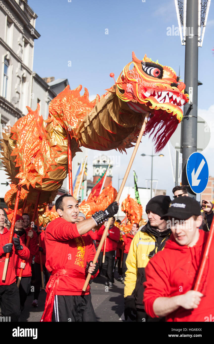 Anno Nuovo Cinese, dragon, parade,fausto,Yuan Xiao Jie, Liverpool, Chinatown, buona fortuna, dancing dragon,folla,rosso,close-up Foto Stock