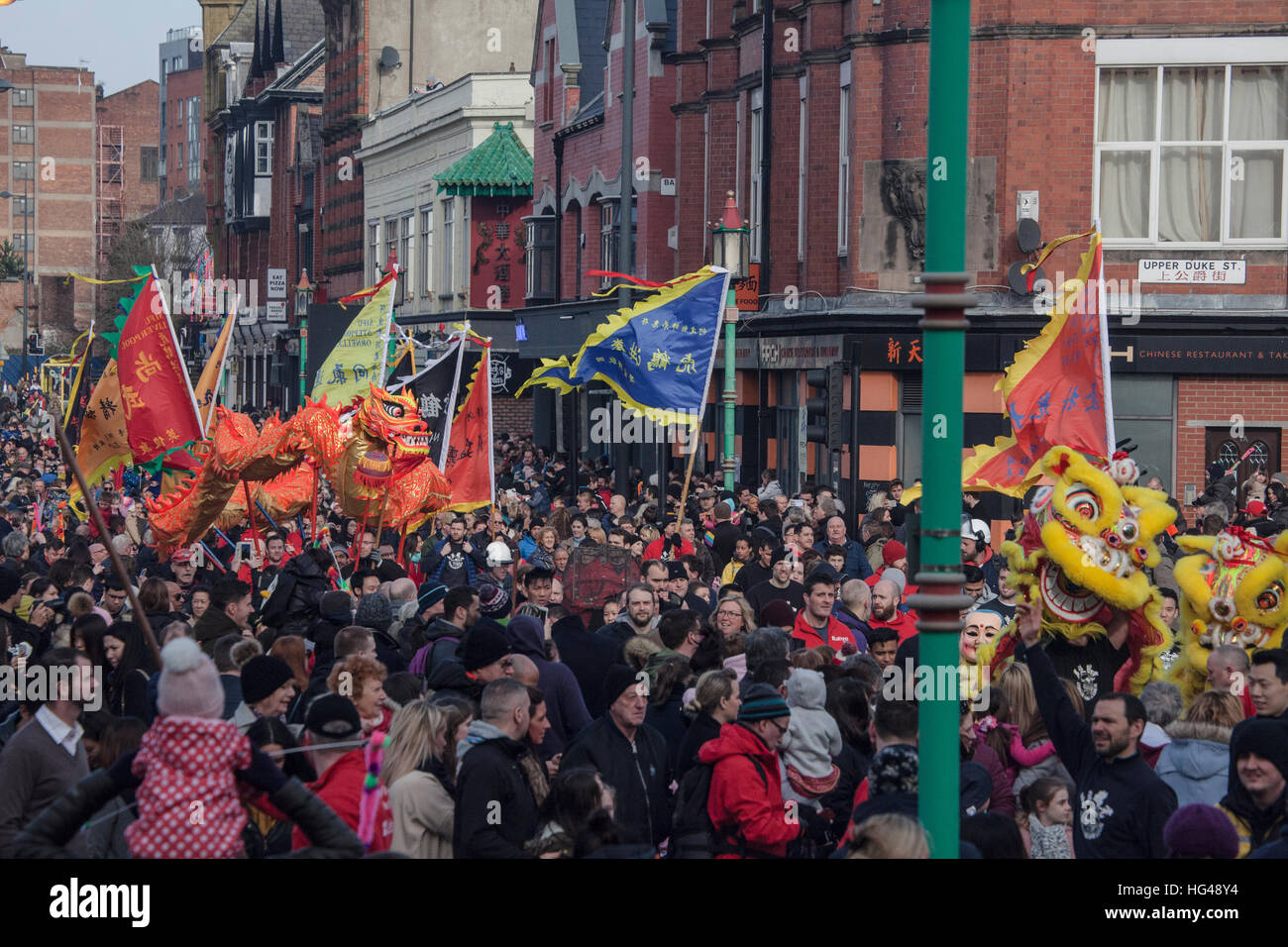 Anno Nuovo Cinese, dragon, parade,fausto,Yuan Xiao Jie, Liverpool, Chinatown, buona fortuna, dancing dragon,folla,rosso,Lion Foto Stock