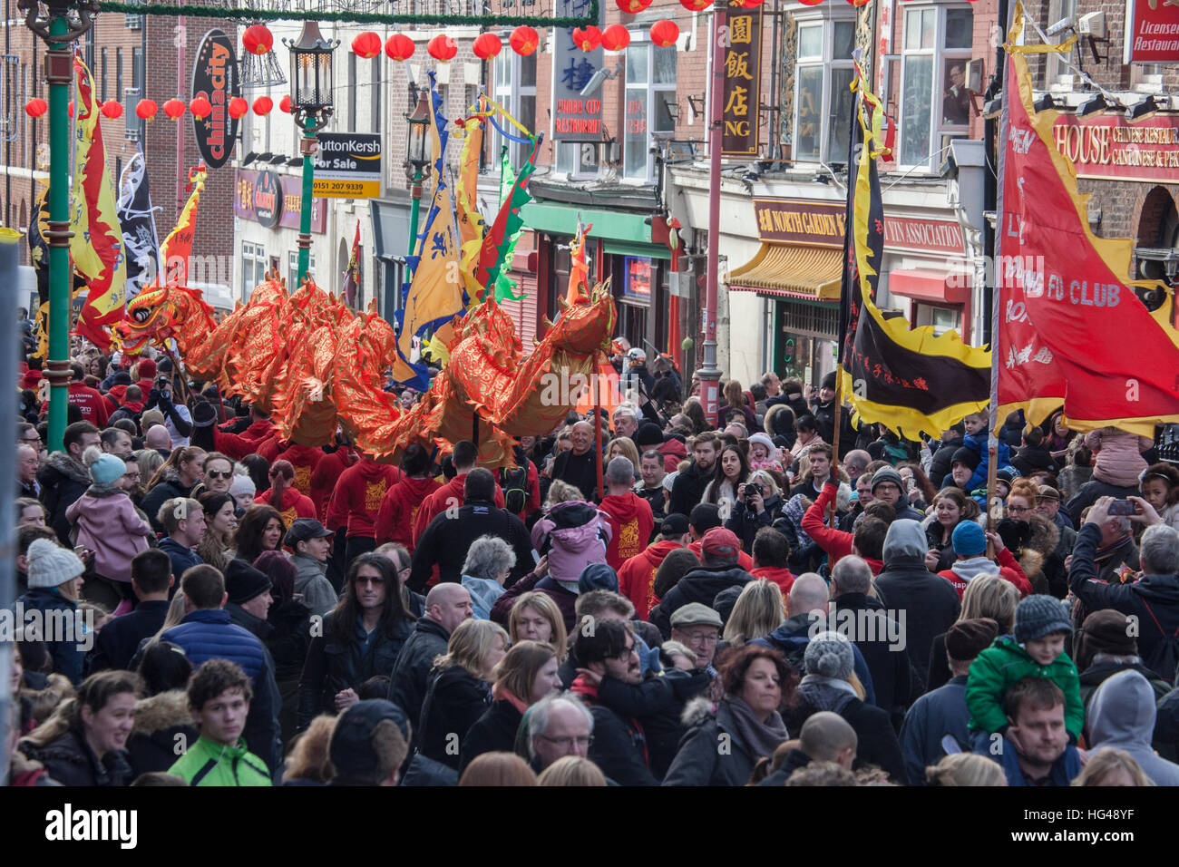Anno Nuovo Cinese, dragon, parade,fausto,Yuan Xiao Jie, Liverpool, Chinatown, buona fortuna, dancing dragon,folla,rosso,più grande Foto Stock