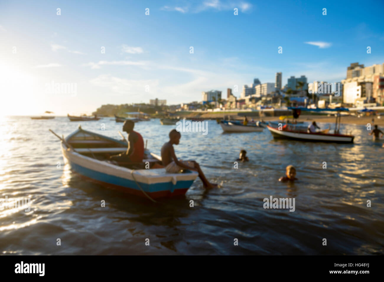 SALVADOR, Brasile - 2 febbraio 2016: celebranti al Festival di Yemanja raccogliere sulle rive del Rio Vermelho beach. Foto Stock