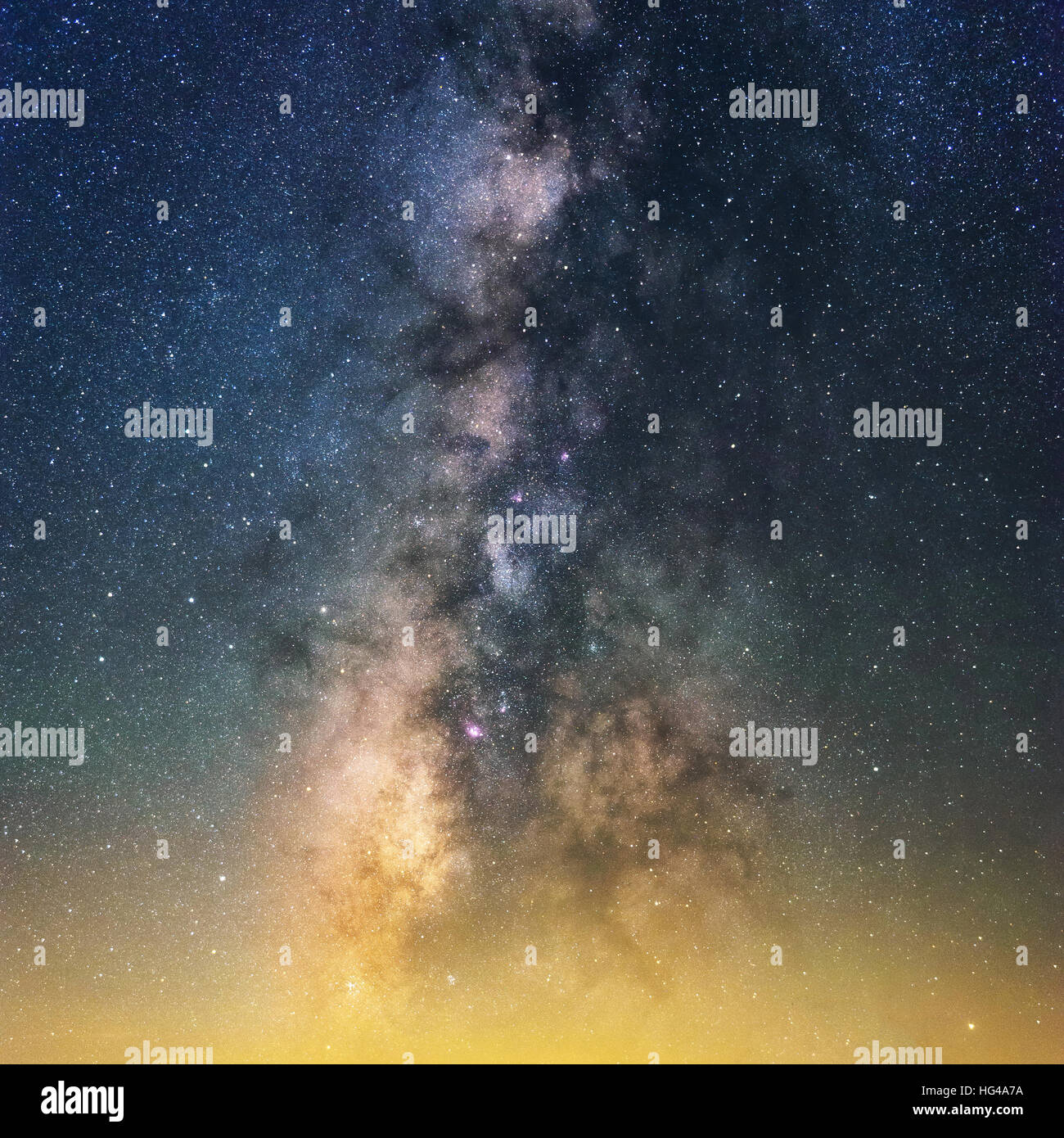 Splendido cielo notturno con vivaci via lattea. Luce gialla inquinamento all'orizzonte. Astronomia dream dark sky. Foto Stock