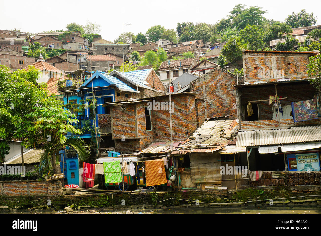 Baraccopoli con case fatte da un muro di mattoni foto scattata a Semarang Indonesia Foto Stock