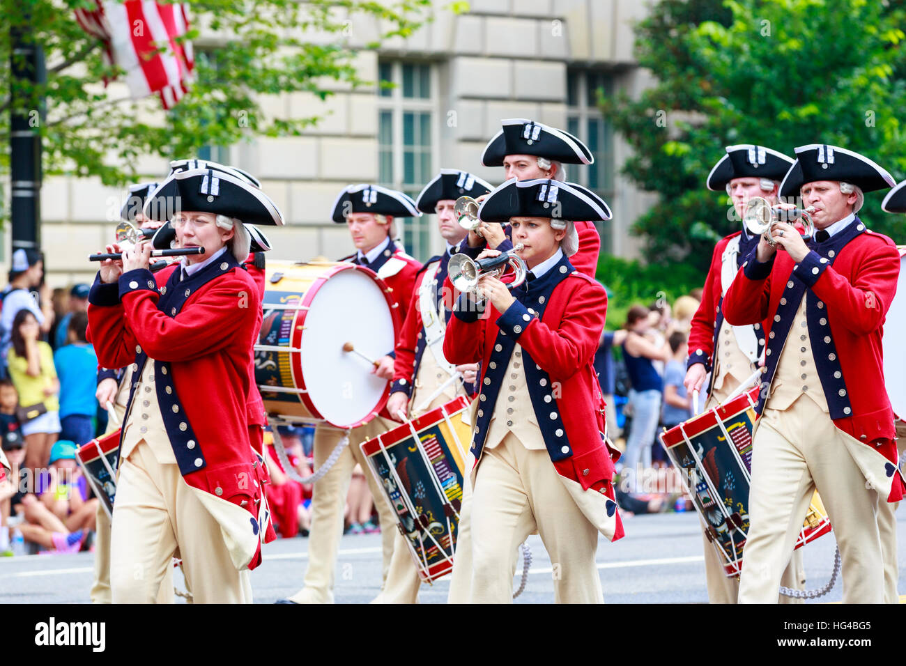 Washington, Stati Uniti d'America - Luglio 4, 2015: dell'esercito di Stati Uniti la vecchia guardia Fife e Drum Corps nell'annuale Giorno dell indipendenza nazionale Parade 2015. Foto Stock