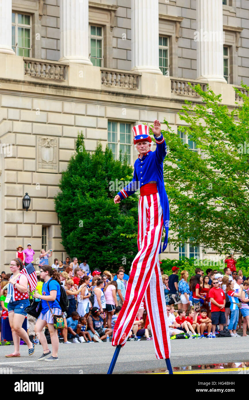 Washington, Stati Uniti d'America - Luglio 4, 2015: Un stiltwalker patriottica nell'annuale Giorno dell indipendenza nazionale Parade 2015. Foto Stock