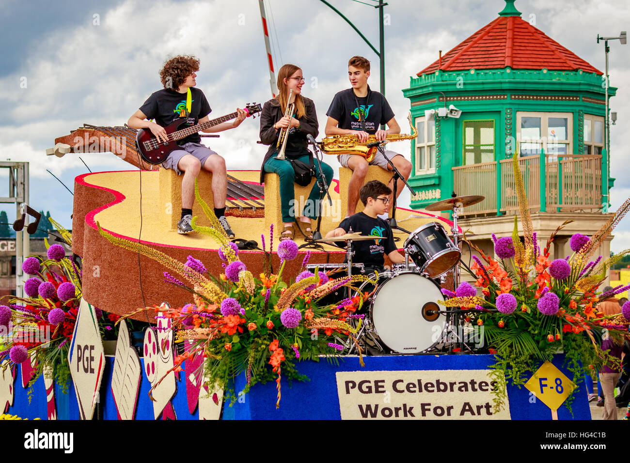 Portland, Oregon, Stati Uniti d'America - 11 Giugno 2016: Portland General Electric galleggiante nella Grande sfilata floreale durante il Portland Rose Festival 2016. Foto Stock