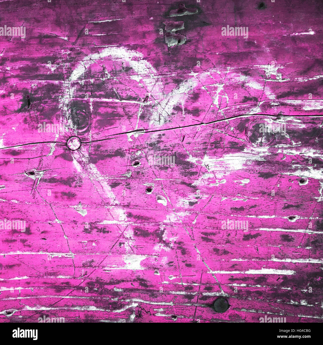 Verniciato bianco cuore grunge sulla rosa Sfondo legno. Cartolina romantica illustrazione del modello. Foto Stock