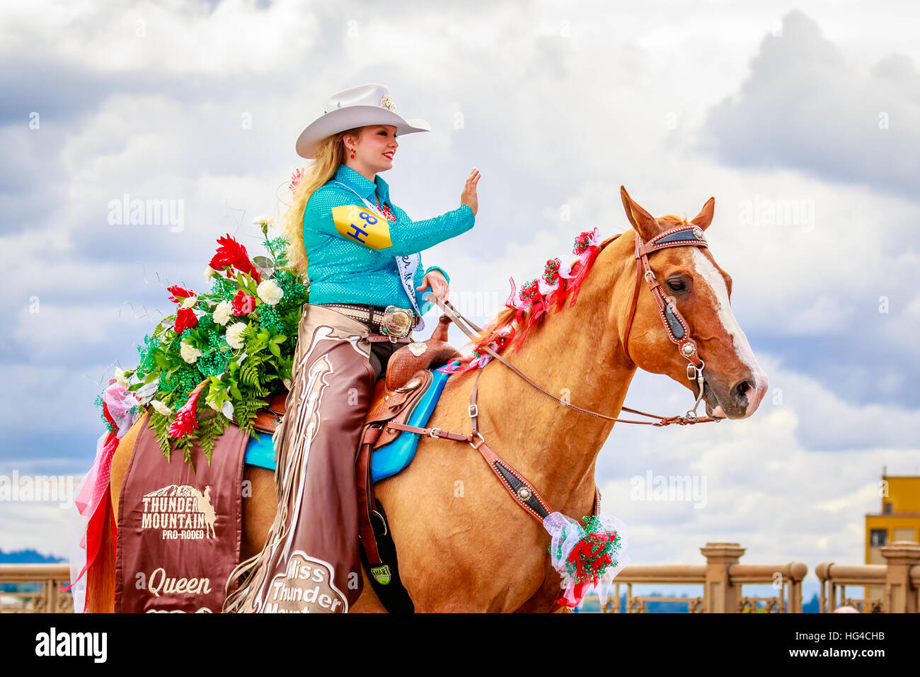 Portland, Oregon, Stati Uniti d'America - 11 Giugno 2016: Miss Thunder Mountain Pro Rodeo, Kylee Toney in gran parata floreale durante il Portland Rose Festival 2016. Foto Stock