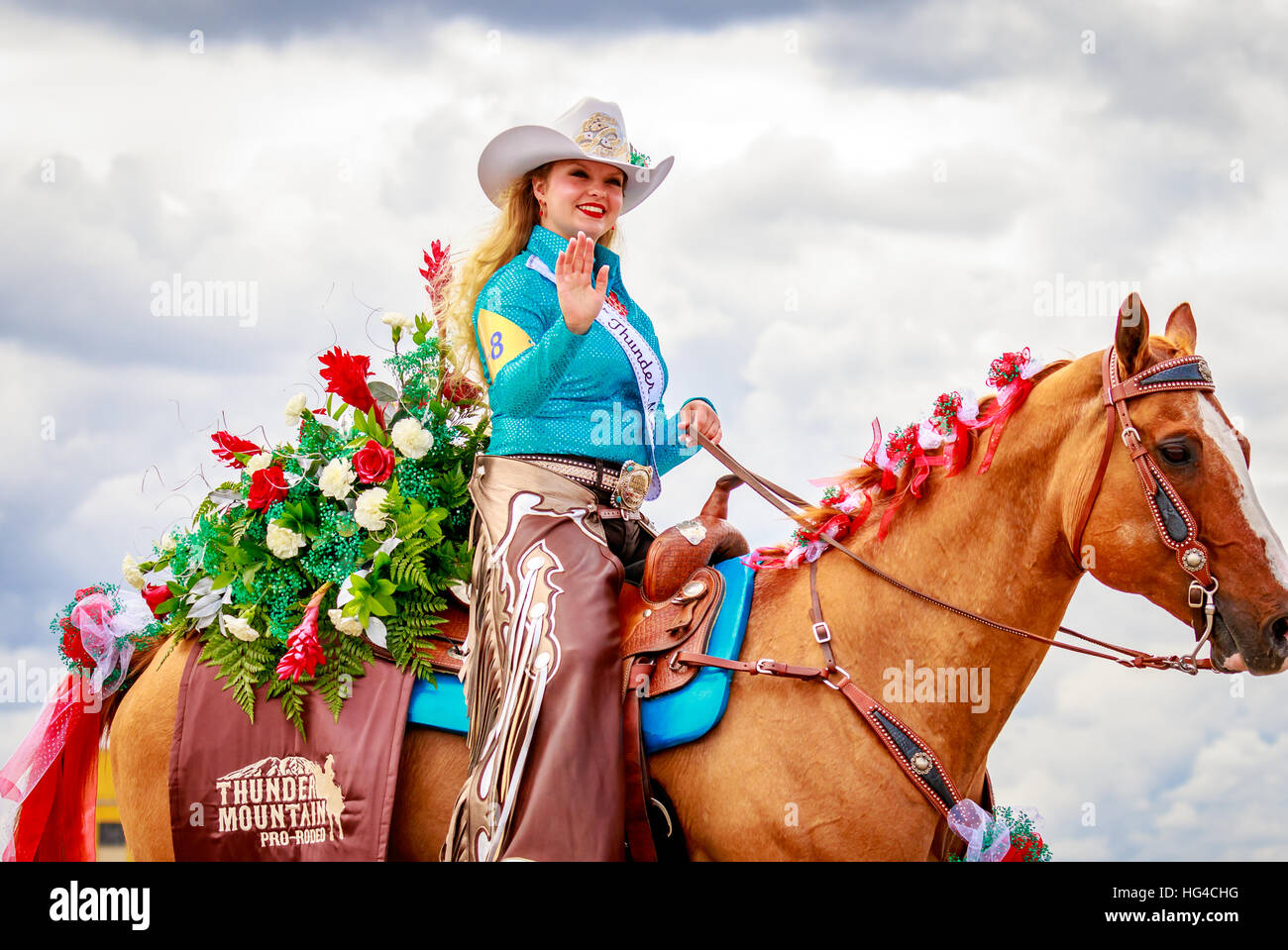 Portland, Oregon, Stati Uniti d'America - 11 Giugno 2016: Miss Thunder Mountain Pro Rodeo, Kylee Toney in gran parata floreale durante il Portland Rose Festival 2016. Foto Stock
