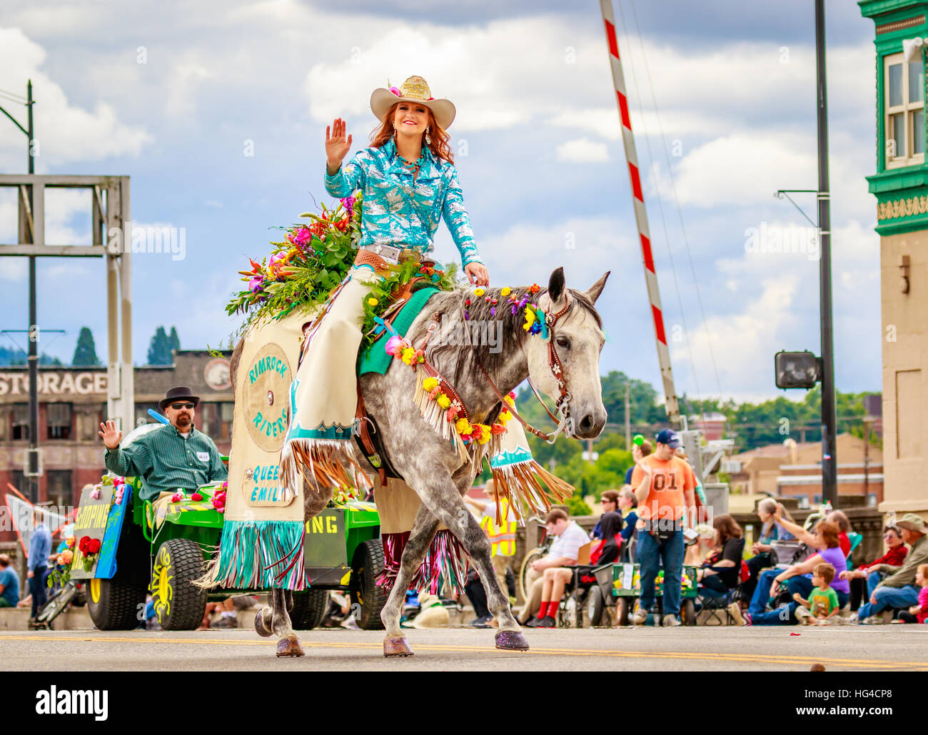 Portland, Oregon, Stati Uniti d'America - 11 Giugno 2016: RIM Rock piloti Rodeo Queen, Emily Ellis nel Grand sfilata floreale durante il Portland Rose Festival 2016. Foto Stock