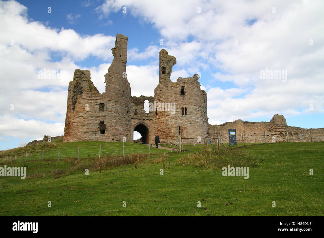 Il castello di Dunstanburgh vicino Craster, Northumberland Foto Stock