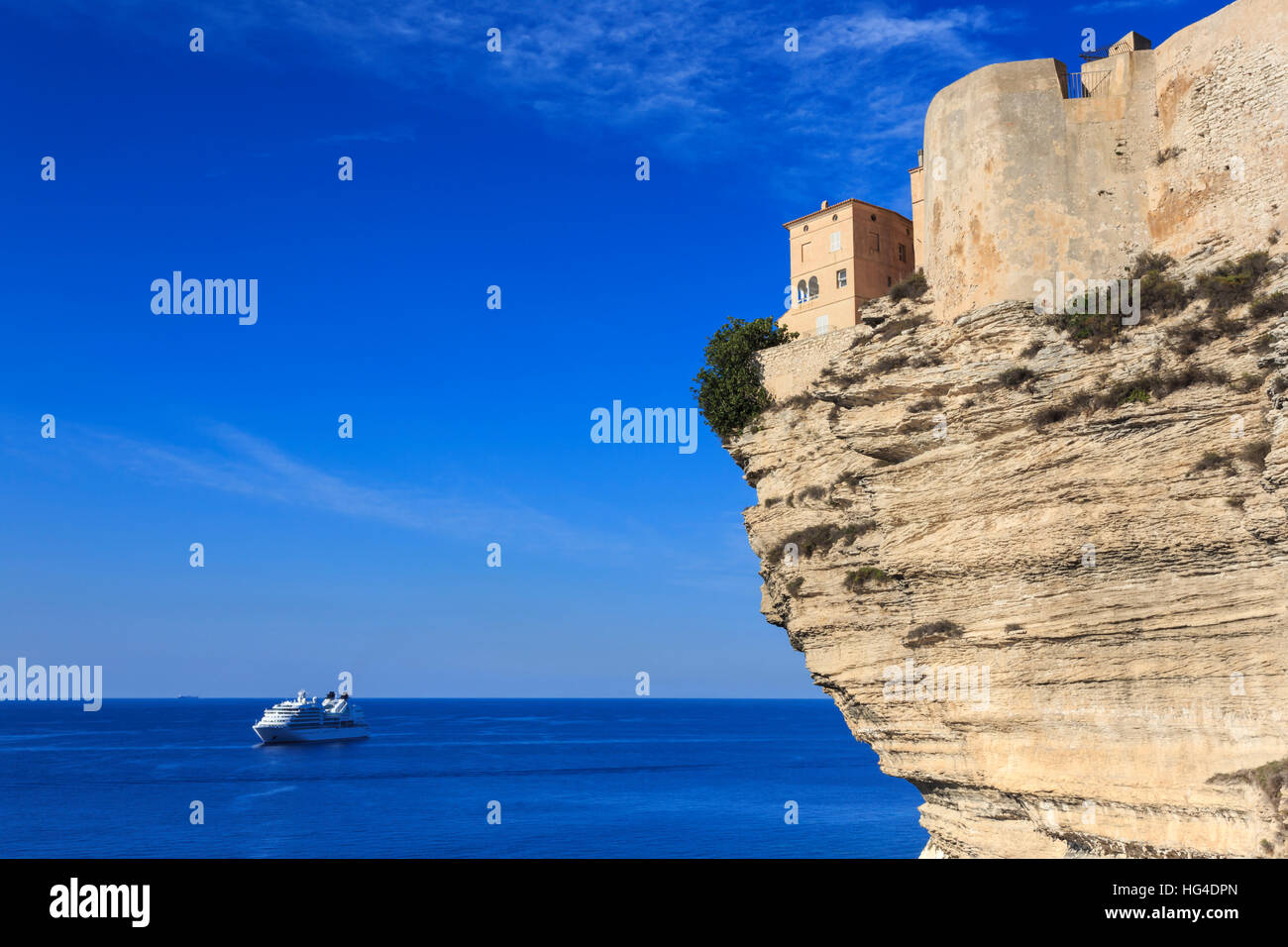 Cittadella Vecchia sulla cima di scogliere con la nave di crociera ancorato off shore, Bonifacio, Corsica, Francia, Mediterranea Foto Stock