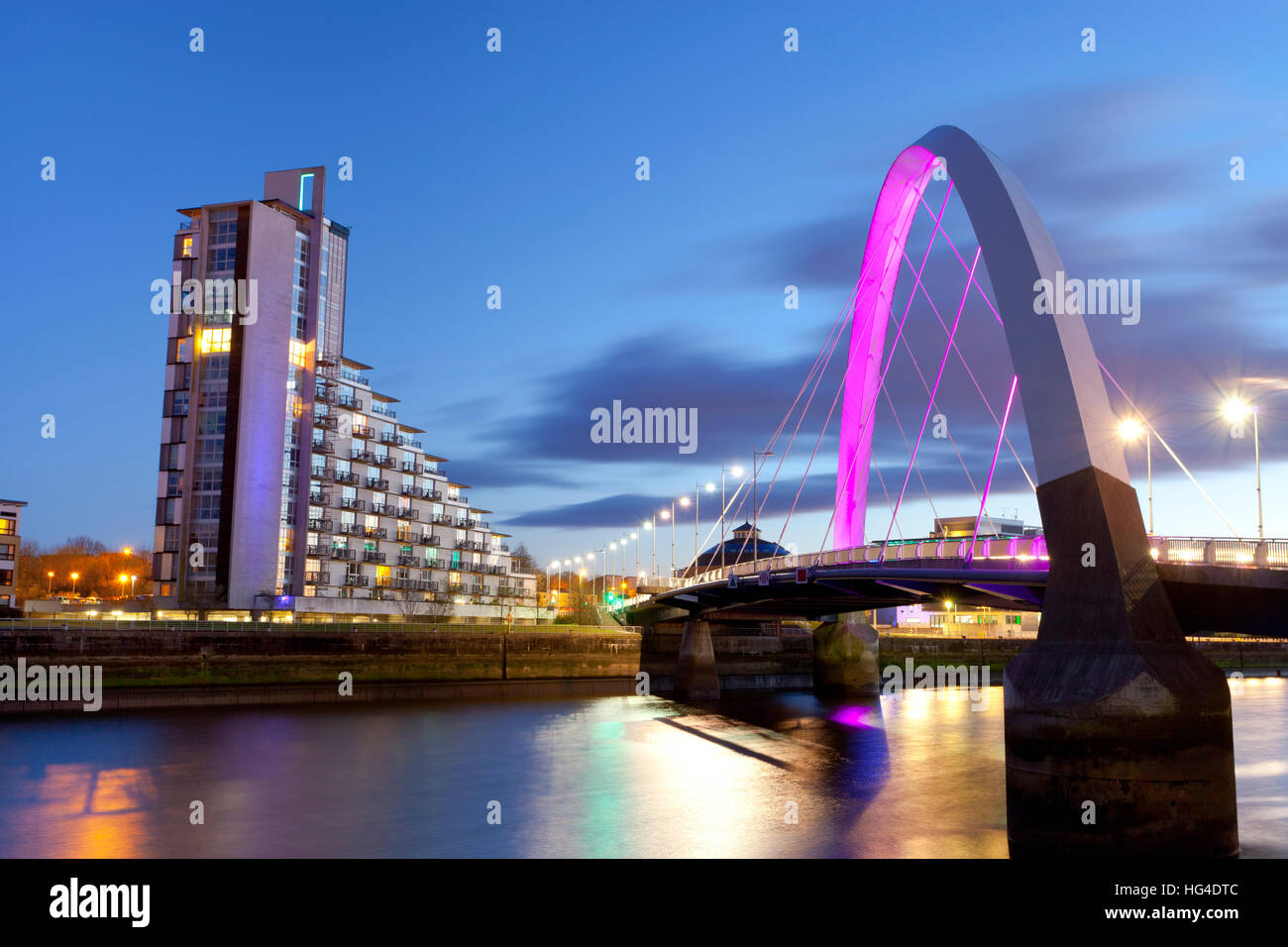 Clyde Arc (Squinty Bridge) e appartamenti residenziali, sul fiume Clyde, Glasgow, Scotland, Regno Unito Foto Stock