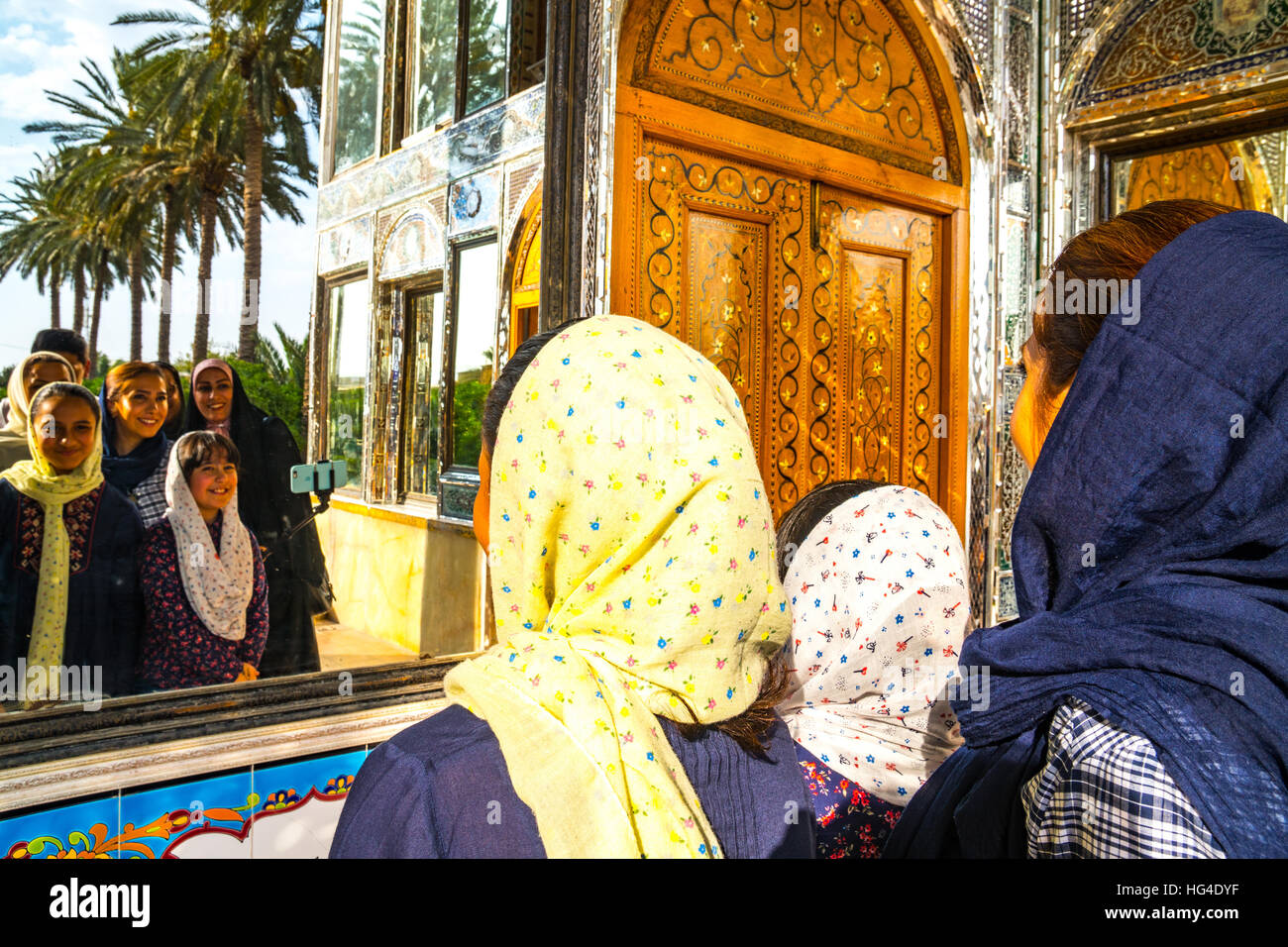 Famiglia prendendo un selfie in Bagh-e Narajestan (giardino di agrumi), Shiraz, Iran, Medio Oriente Foto Stock