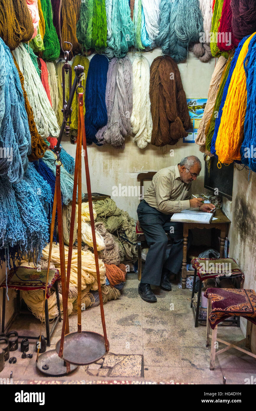 Tappeto di lana, concessionario vecchio bazaar, Kashan, Iran, Medio Oriente Foto Stock
