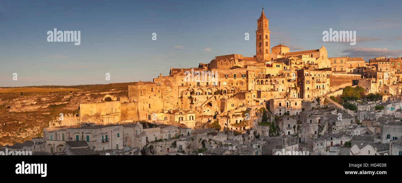 Sasso Barisano e cattedrale al tramonto, UNESCO, Matera, Basilicata, Puglia, Italia Foto Stock