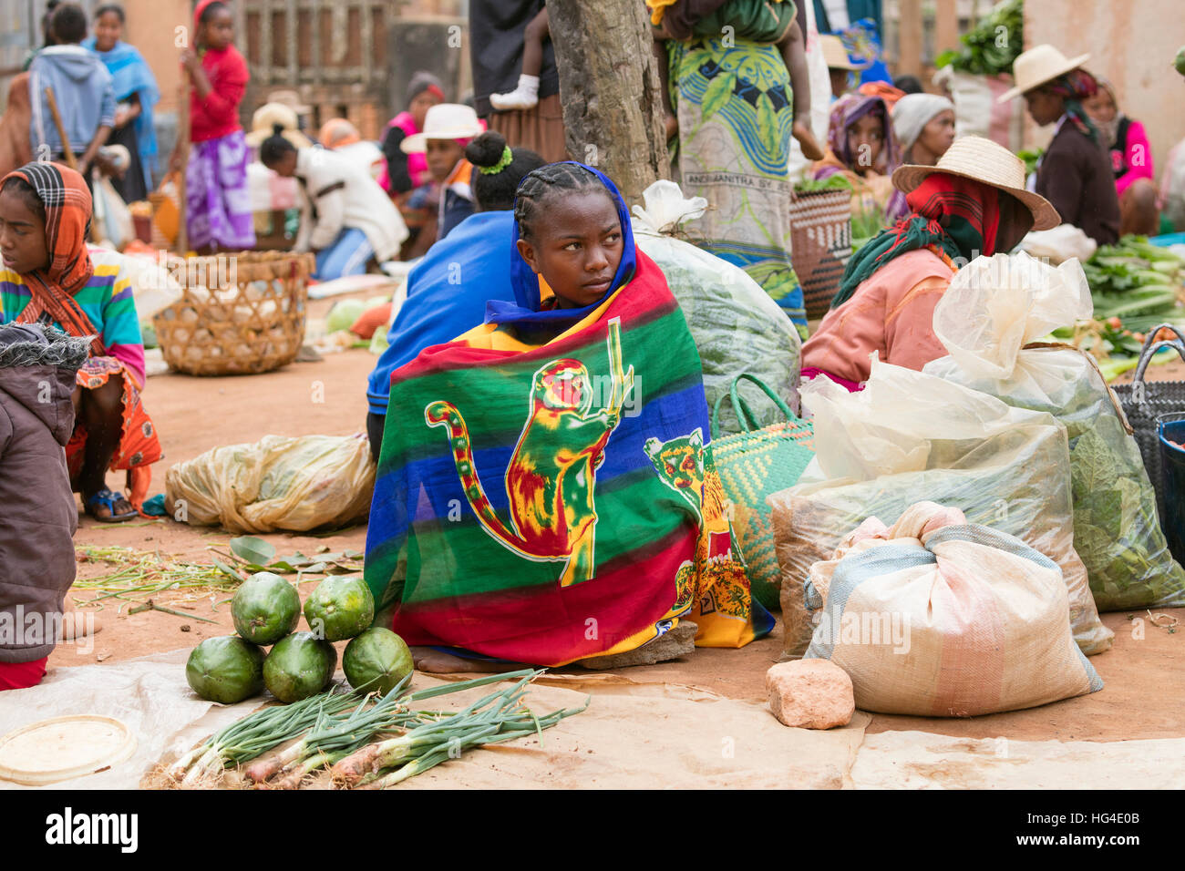 Venditori di vegetali, Sendrisoa mercato settimanale, vicino Ambalavao, Madagascar centrale Foto Stock
