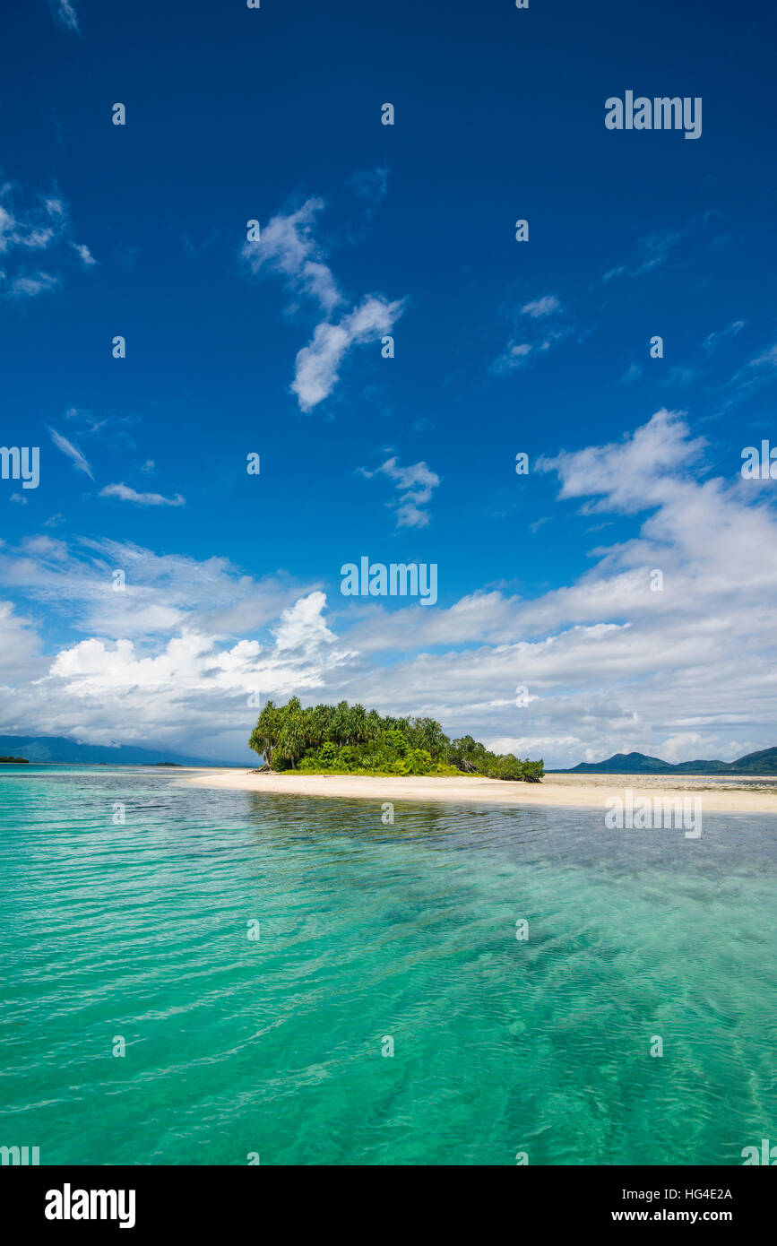 Acque turchesi e la spiaggia di sabbia bianca, Isola Bianca, Buka, Bougainville, Papua Nuova Guinea, Pacific Foto Stock