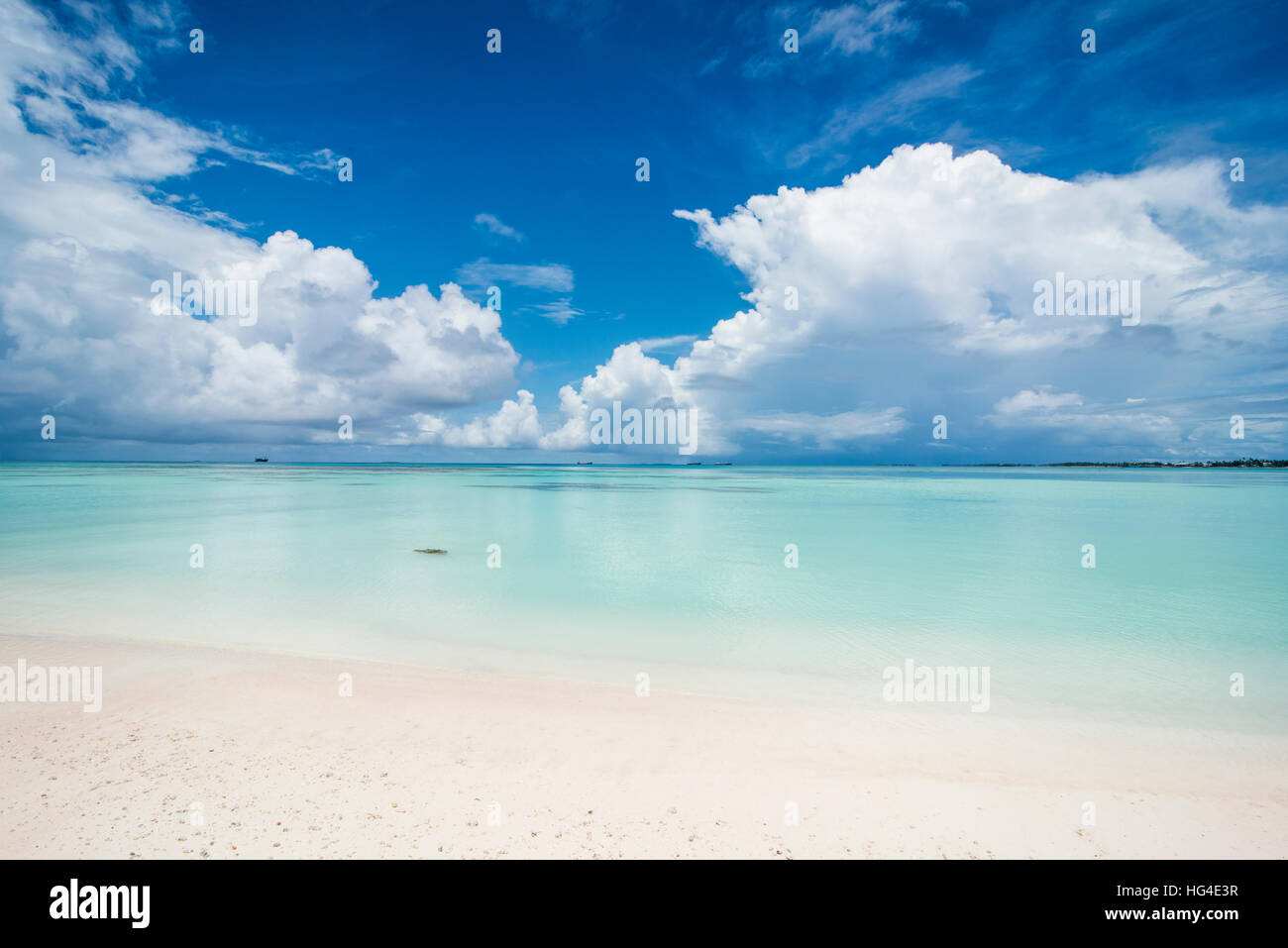 La sabbia bianca e acqua turchese nella bellissima laguna di Funafuti, Tuvalu, Sud Pacifico Foto Stock