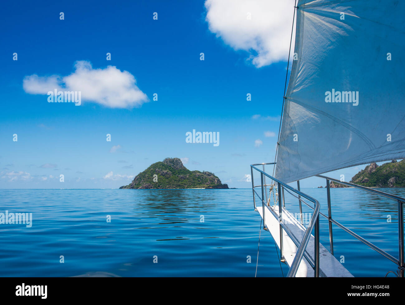 Barca a vela Nei molto piatte acque delle Isole Mamanuca, Figi e Sud Pacifico Foto Stock