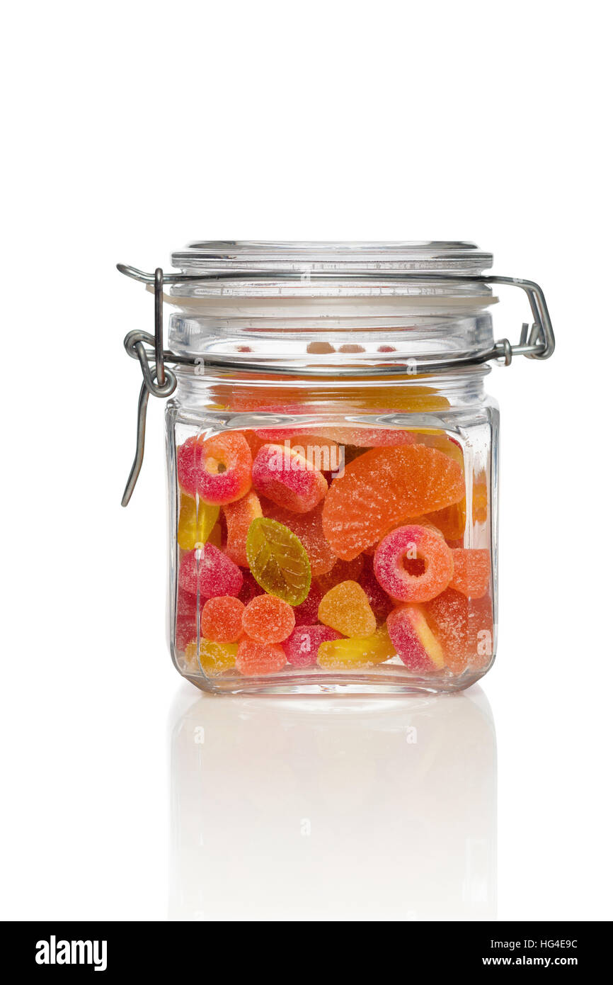 Caramelle vaso su sfondo bianco. Vaso riempito con colorate caramelle (fruttato caramelle gommose). Foto Stock