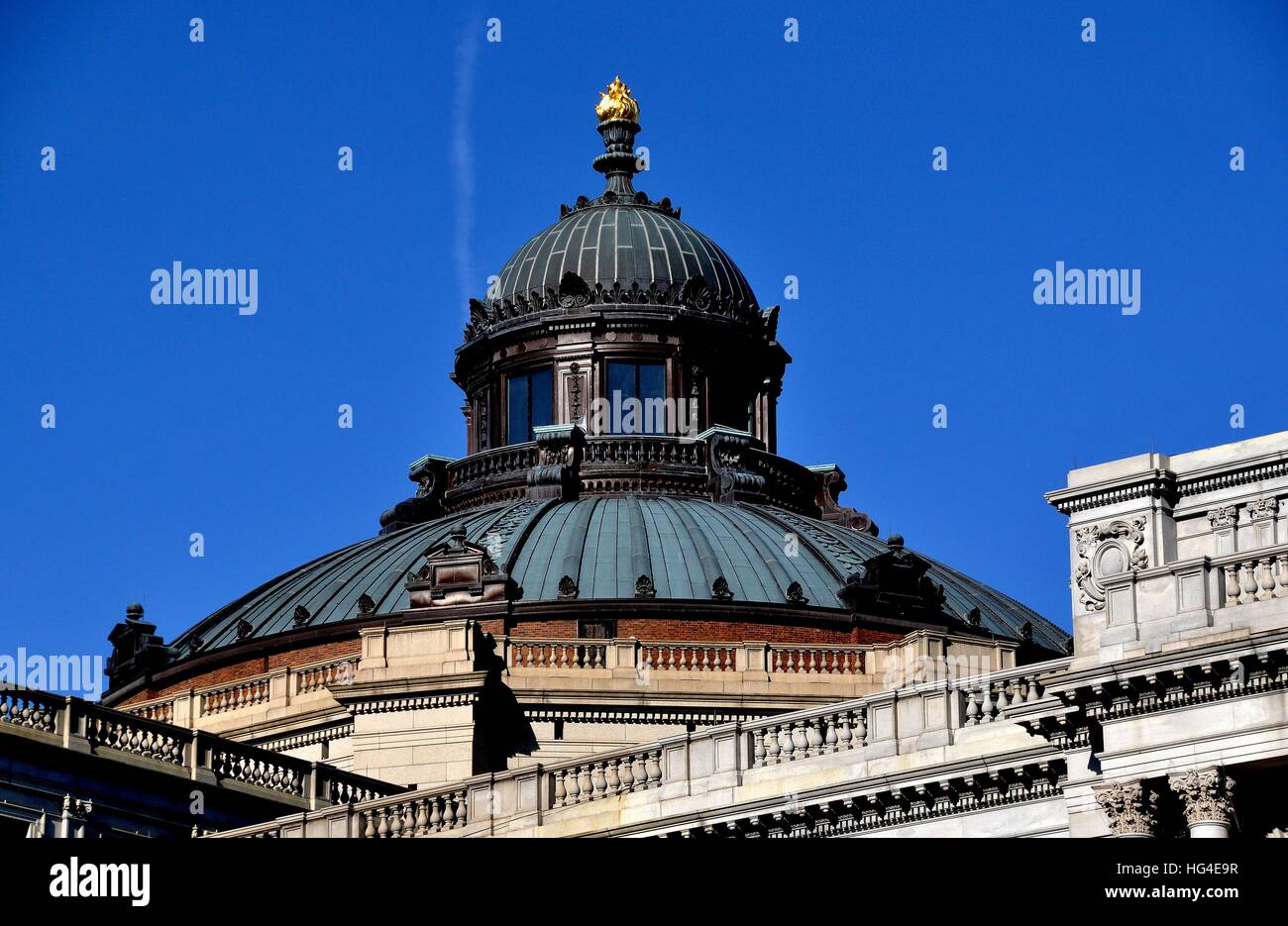 Washington, DC - 12 Aprile 2014: la fiaccola della sommità di apprendimento la grande cupola in rame del Beaux Arts la Biblioteca del Congresso Thomas Jefferson Building Foto Stock