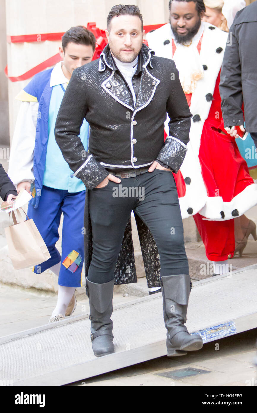 Anthony Costa da boy band Blue è macchiato che vagano per le strade di Gravesend in piena panto costume. Dotato di: Antony Costa dove: Gravesend, Regno Unito quando: 03 Dic 2016 Foto Stock