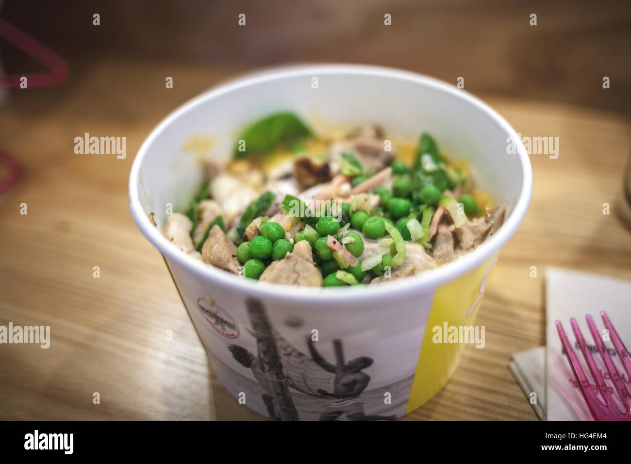 La coppa di cartone di Thai zuppa di pollo Foto Stock