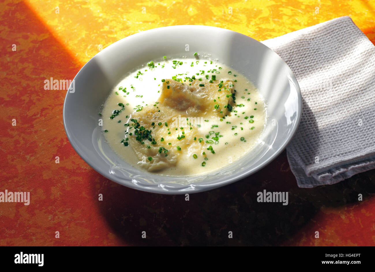 Cottage Gnocchi al formaggio di siero di latte e la zuppa di erba cipollina sulla parte superiore Foto Stock