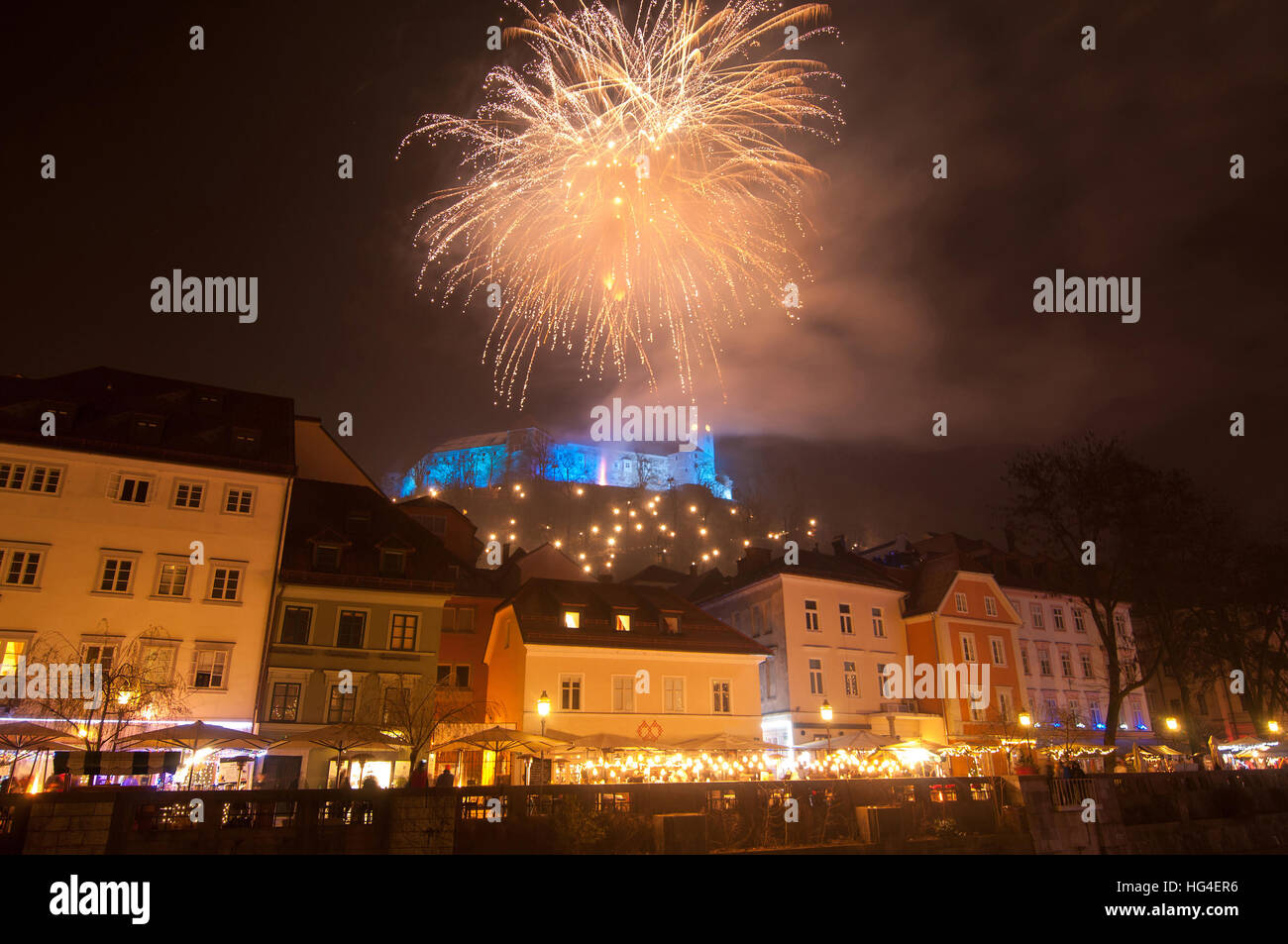 Fuochi d'artificio sopra castello di Ljubljana per nuovi anni celebrazione, Lubiana, Slovenia Foto Stock