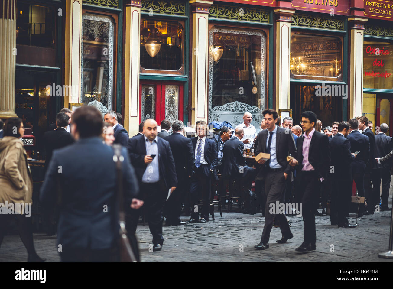 Londra mercato Leadenhall, grande gruppo di uomini di affari socializes su una pausa pranzo Foto Stock