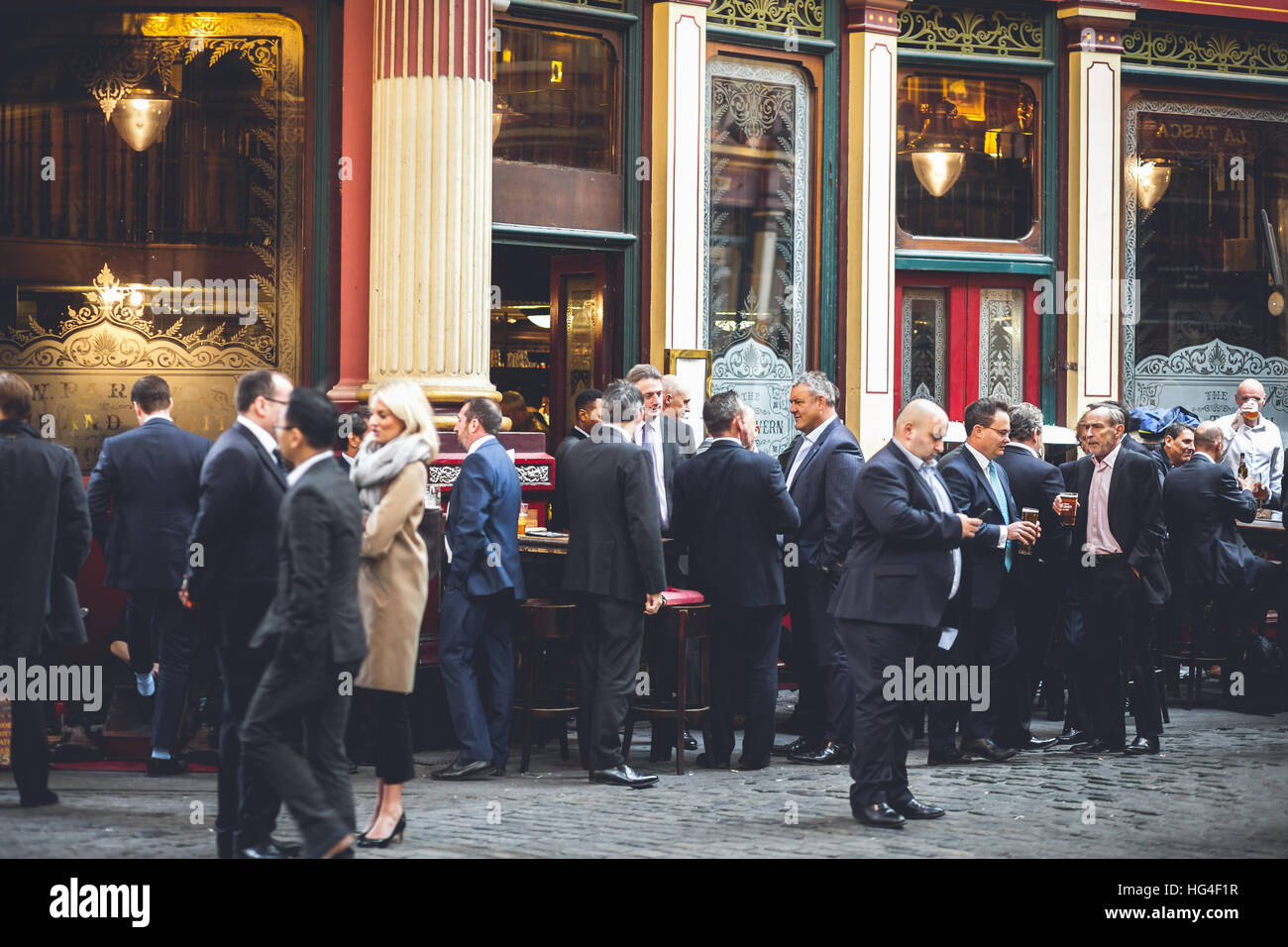 Londra mercato Leadenhall, grande gruppo di uomini di affari socializes su una pausa pranzo Foto Stock