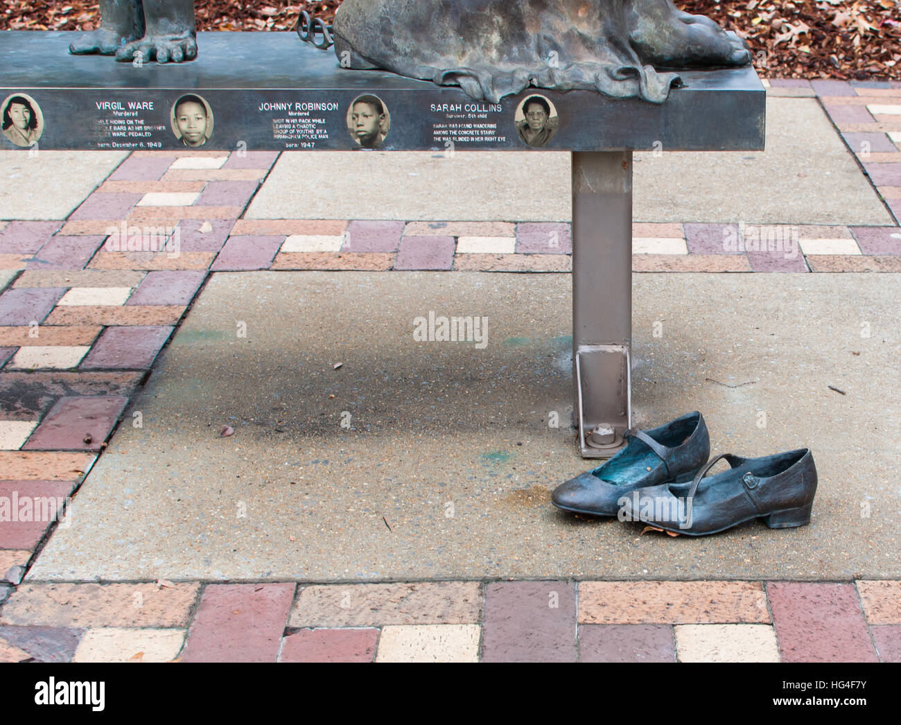 Base di 'Quattro spiriti' che mostra di scultura scarpe vuota al di sotto del memorial in Kelly Ingram Park, Birmingham, Alabama, STATI UNITI D'AMERICA Foto Stock