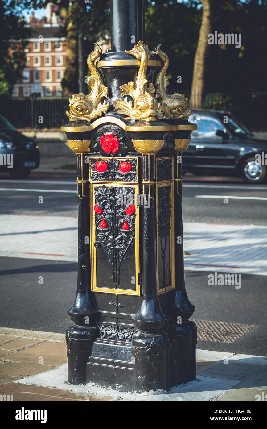 I dettagli delle decorazioni su un palo di illuminazione in Londra Foto Stock