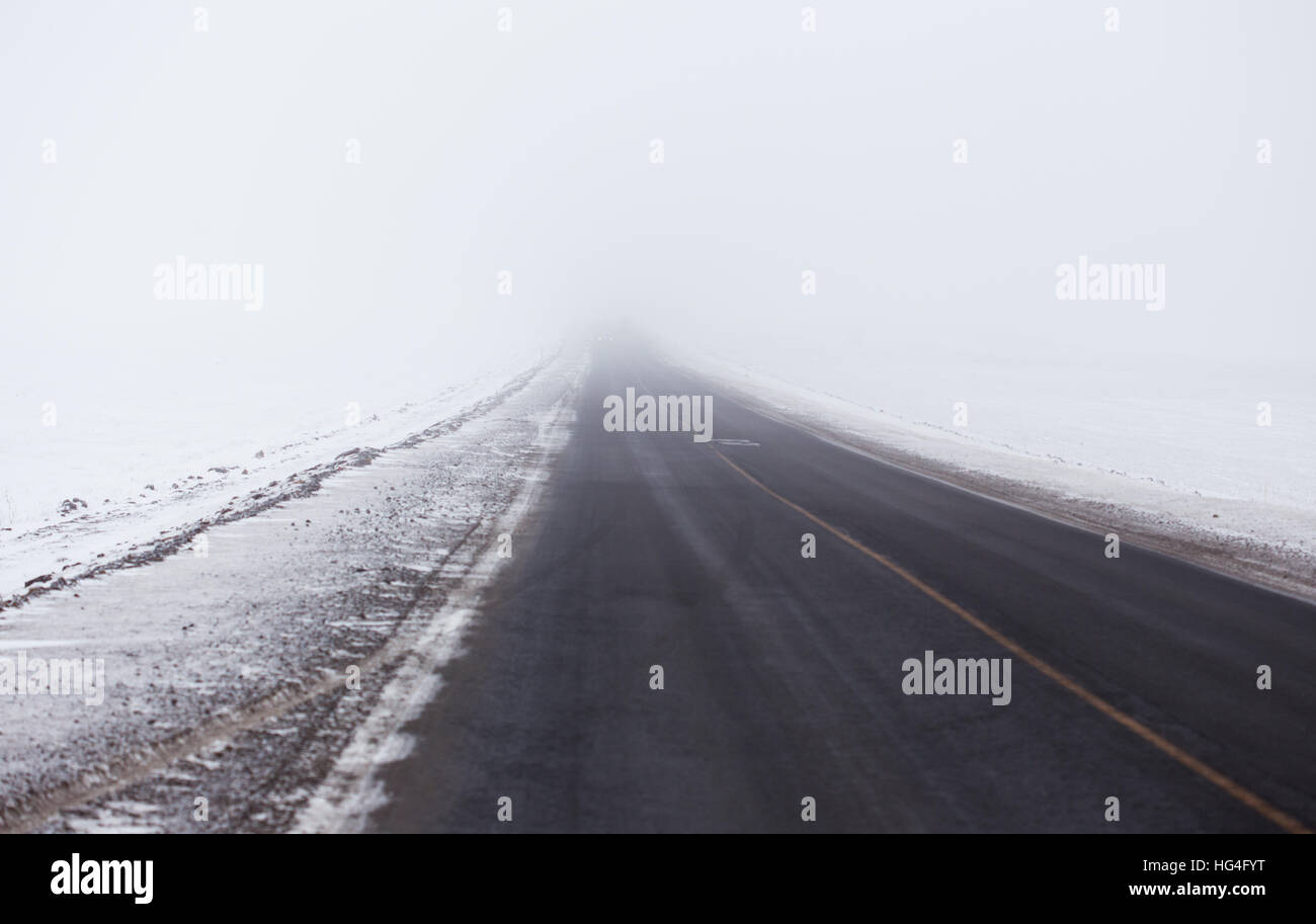 Tempesta di neve e di scarsa visibilità sulla strada, estremità è perso nella nebbia Foto Stock