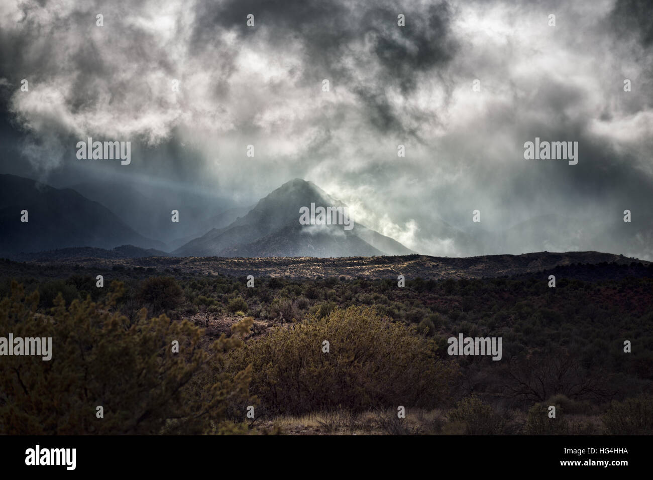 Le nubi, la nebbia e la nebbia drammatiche lungo il confine dell'effetto ombra della pioggia dietro le vette della montagna di Mazatzal in Arizona Foto Stock