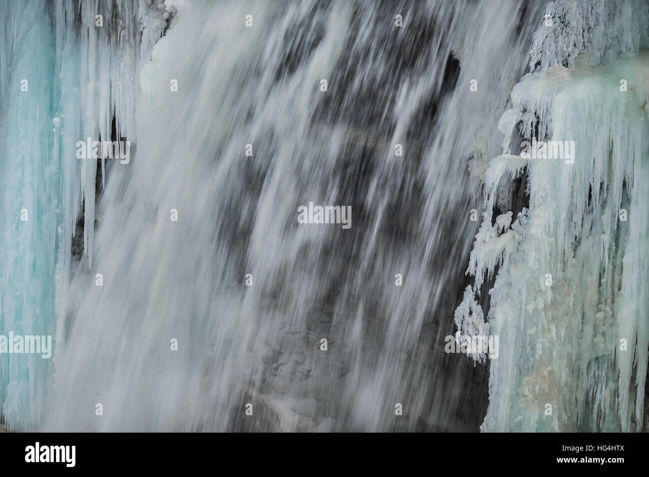 Close-up di una cascata di congelamento che fluisce oltre il ghiaccio cascate Minnehaha in Minneapolis Minnesota. Foto Stock