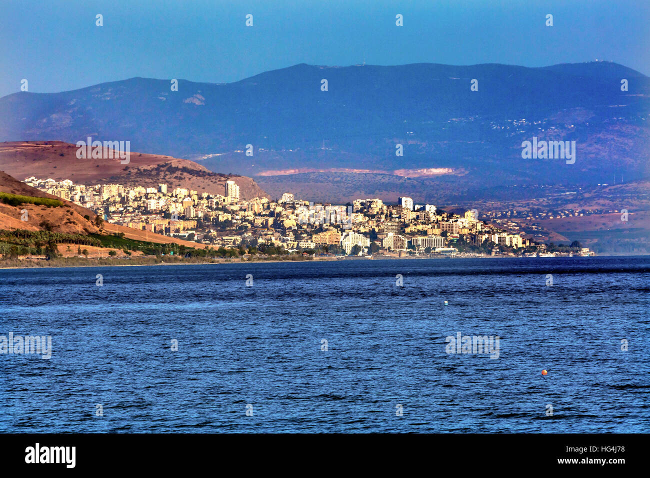 Mare di Galilea Israele Tiberias in distanza. Tiberais era una città romana, che potrebbe essere visto dai cristiani. Foto Stock