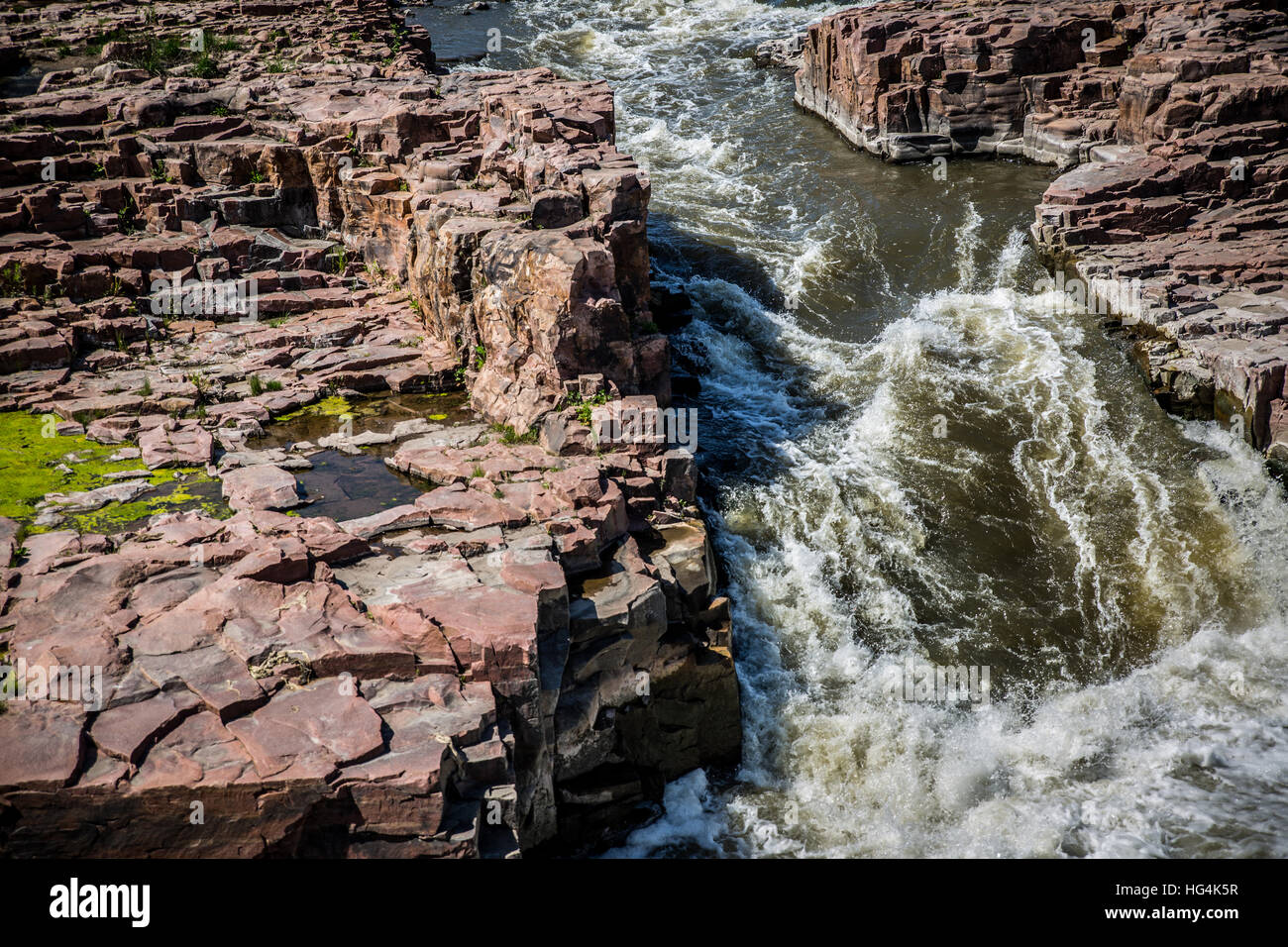 L'acqua precipita attraverso le rapide di cascate in Sioux Falls, SD Foto Stock