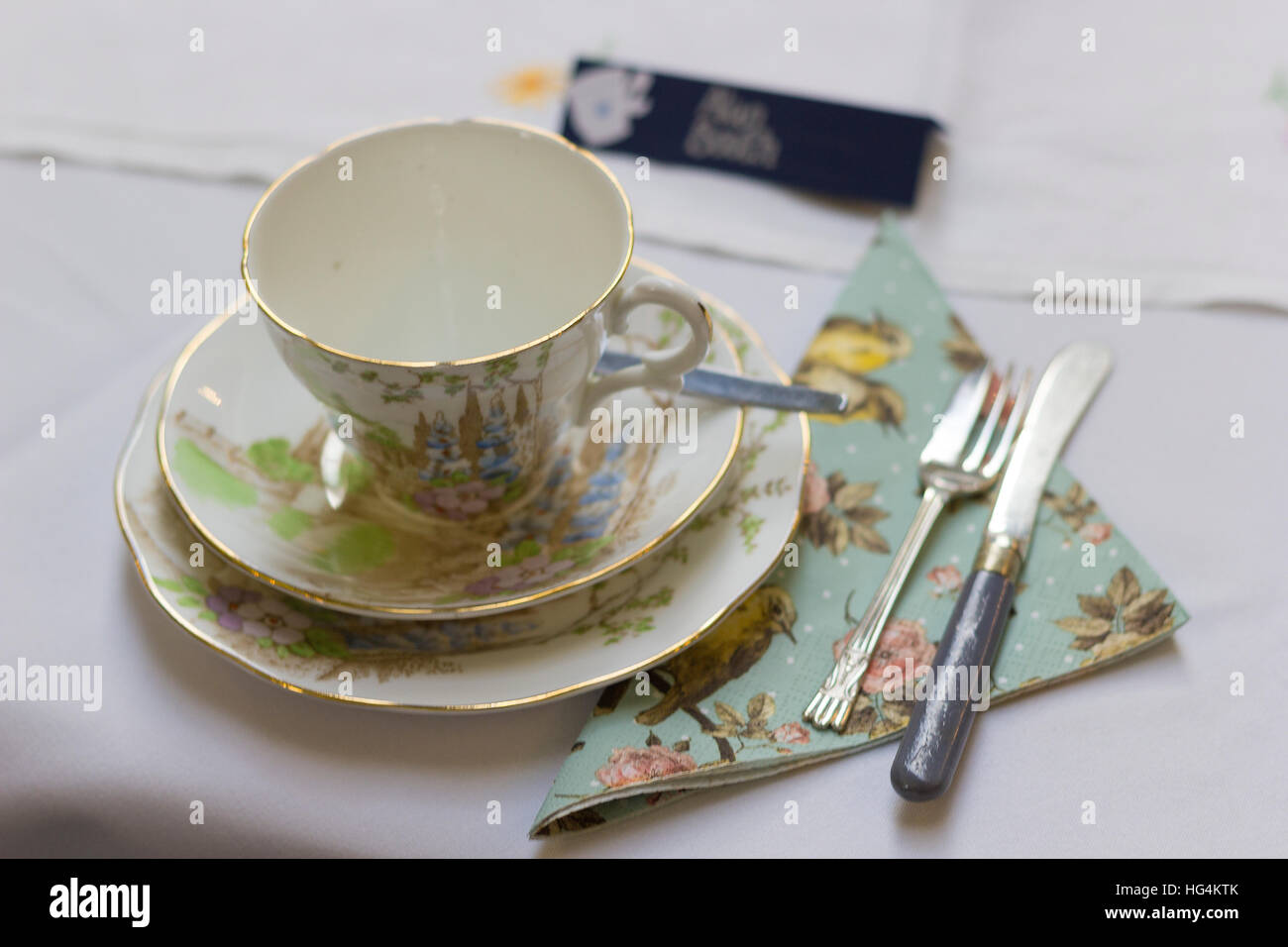 Il tè del pomeriggio luogo impostazione a shabby chic vintage themed la celebrazione dei matrimoni Foto Stock