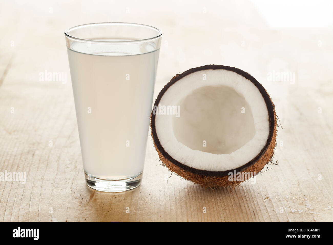 Noce di cocco con un bicchiere di fresca acqua di cocco Foto Stock