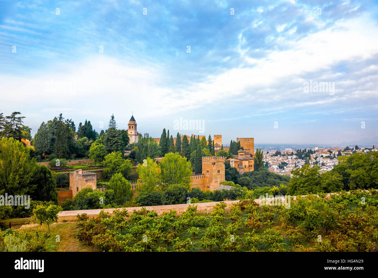 Alhambra di Granada, vista al Nasrid Palace e la Alcazaba, visto dai giardini del Generalife, Andalusia, Spagna Foto Stock