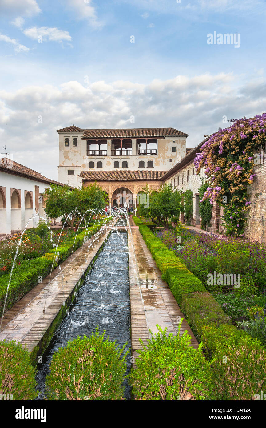 Giardino con fontane nel palazzo del Generalife, Alhambra di Granada, Andalusia, Spagna Foto Stock