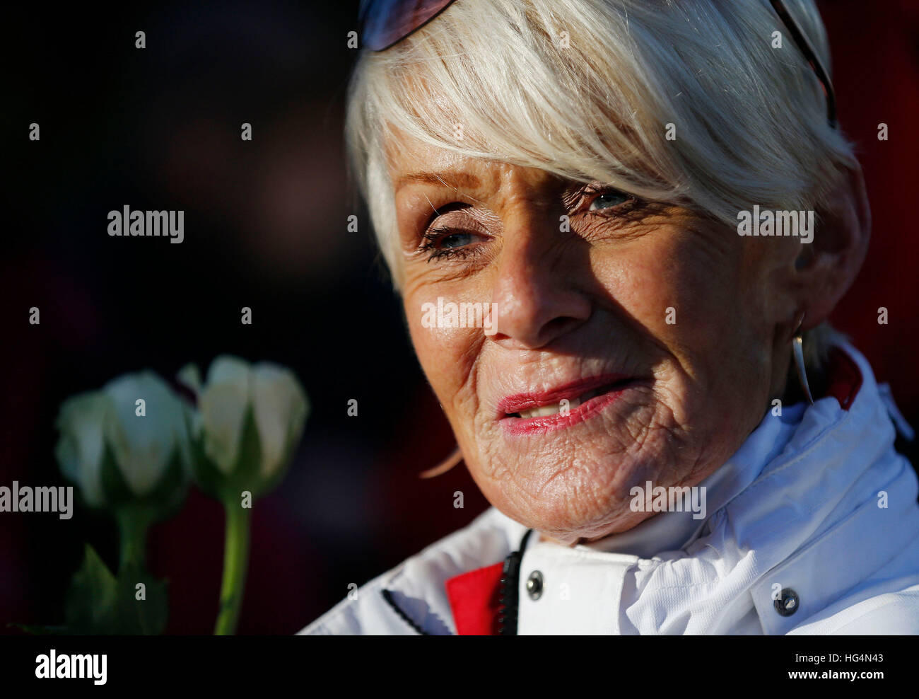 Gina Campbell, figlia del mondo la terra e l'acqua detentore del record di velocità Donald Campbell, visite un memoriale al Lago Coniston - in occasione del cinquantesimo anniversario dell'incidente fatale vi del suo jet-powered Bluebird barca. Foto Stock