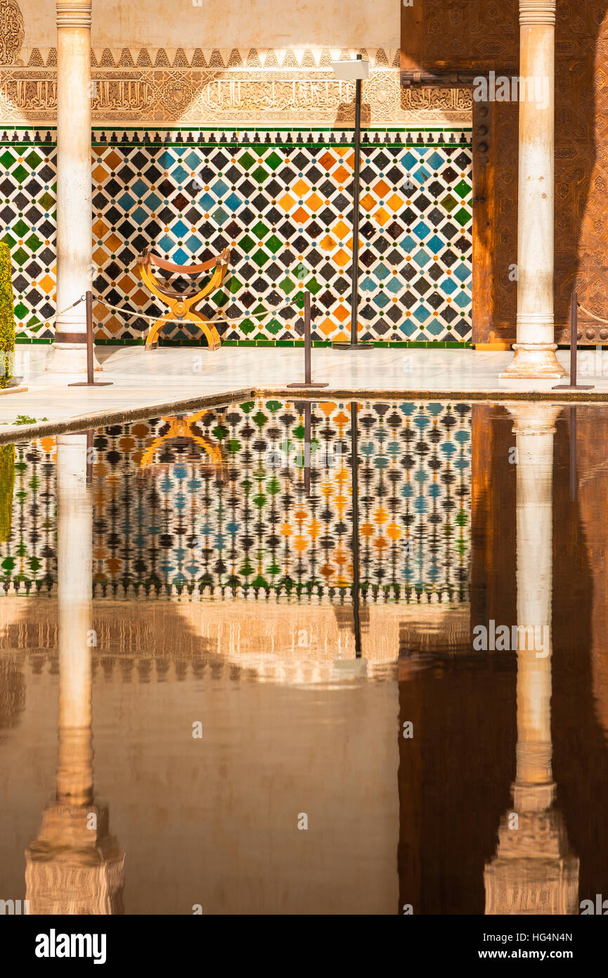 Patio de los Arrayanes, Corte dei Mirti e riflesso nell'acqua, Nasrid Palace, Alhambra di Granada, Andalusia, Spagna Foto Stock