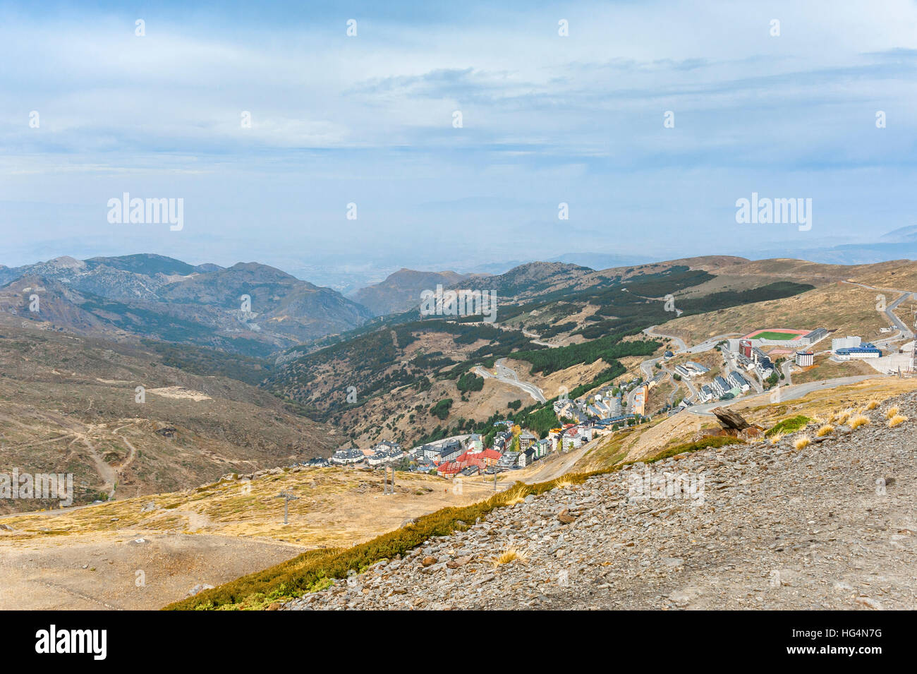 Villaggio di montagna Hoya de la Mora, stazione sciistica della Sierra Nevada, Spagna Foto Stock