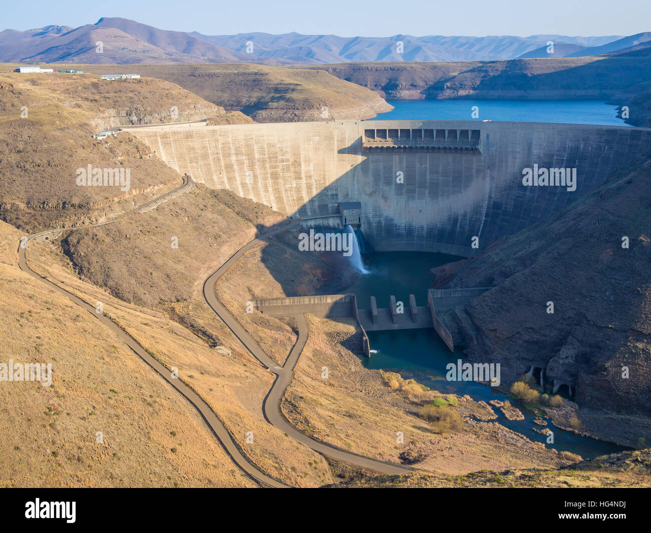 Impressionante diga Katse centrale idroelettrica e di strade di servizio in Lesotho, Africa Foto Stock