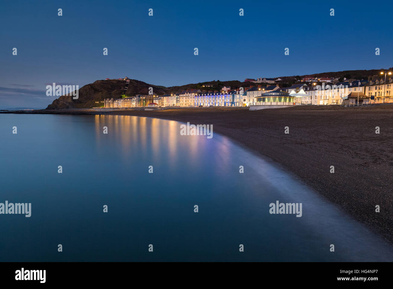 Aberystwyth promenade edifici in prima serata, Ceredigion, Wales, Regno Unito Foto Stock