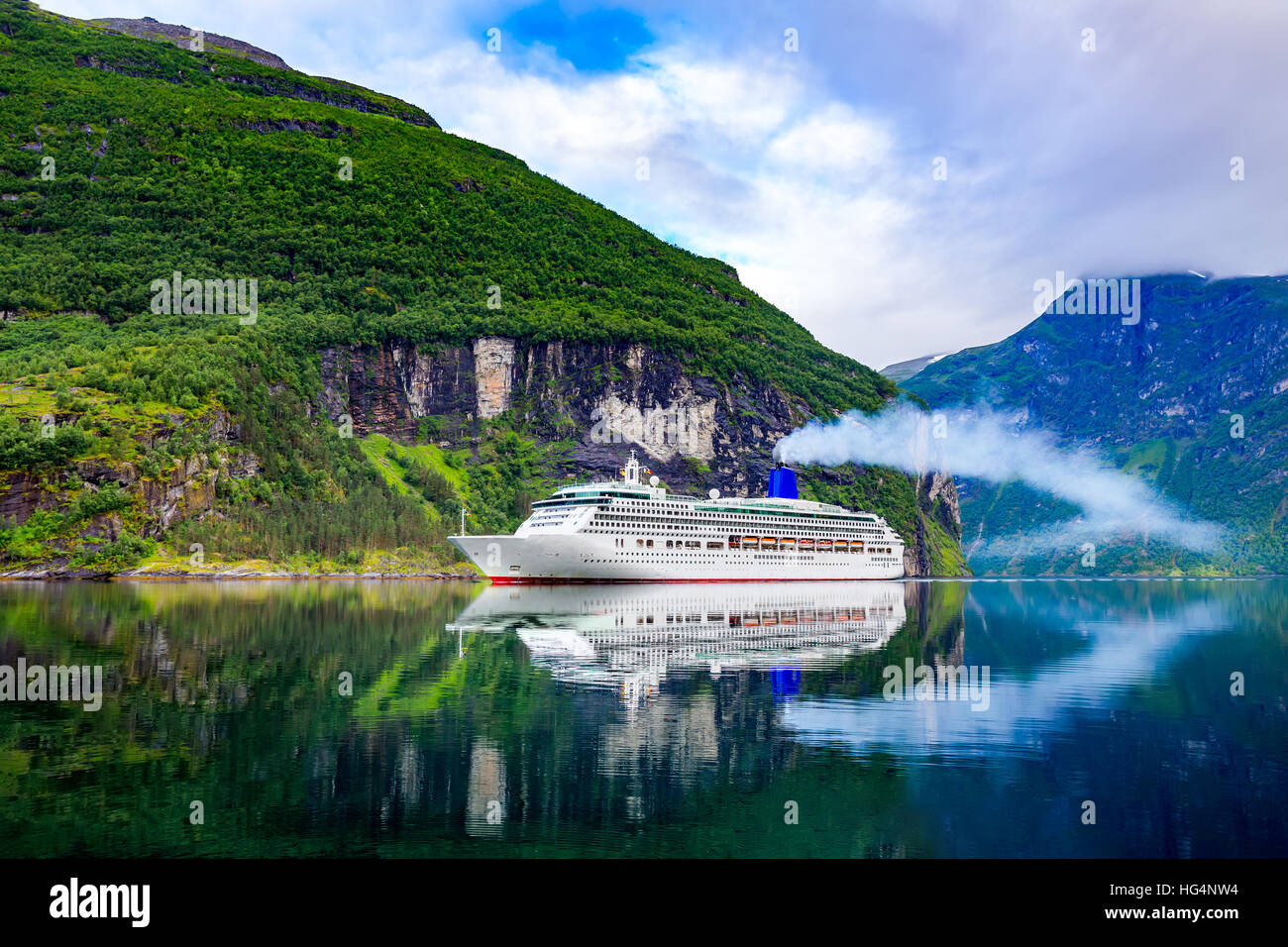 La nave di crociera, crociera sul Fiordo di Geiranger, Norvegia Foto Stock